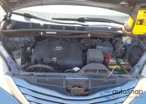 2017 Toyota Sienna Le 7 Passenger z USA, uszkodzony, nr VIN 5TDKZ3DC1HS786551